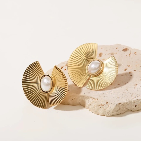 18k Gold Plated Scalloped Oval Pearl Earrings - Picture 3 of 11